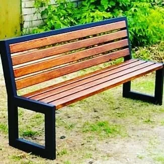 Banco de jardín con estructura oscura y listones de madera