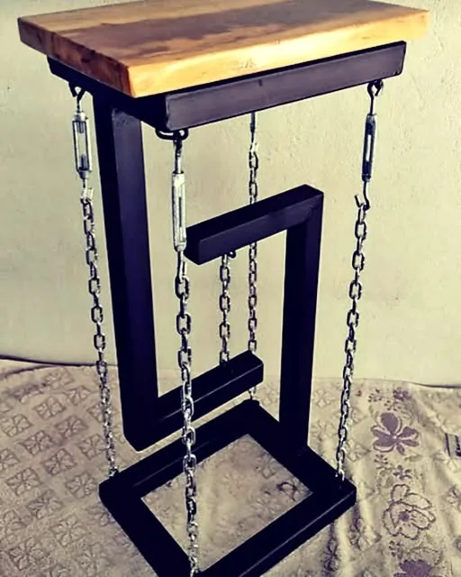 Mesa auxiliar de madera e hierro con estructura de tensegridad