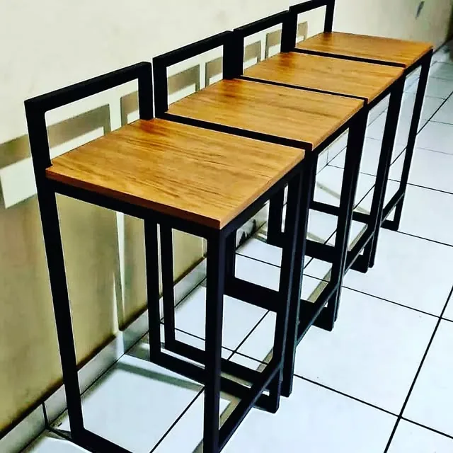 Mesa alta y banquetas de hierro y madera